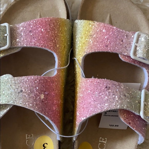 NEW✨PLACE Sandals - Picture 3 of 11